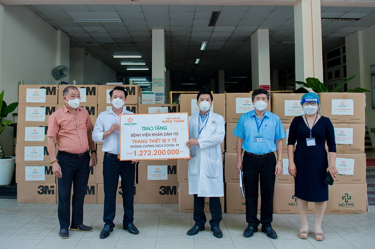 Đại diện Tập đoàn Hưng Thịnh hỗ trợ trang thiết bị y tế cho Bệnh viện Nhân dân 115