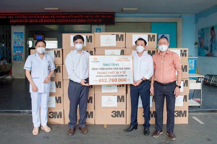 Đại diện Tập đoàn Hưng Thịnh hỗ trợ trang thiết bị y tế cho Bệnh viện Nhân dân Gia Định