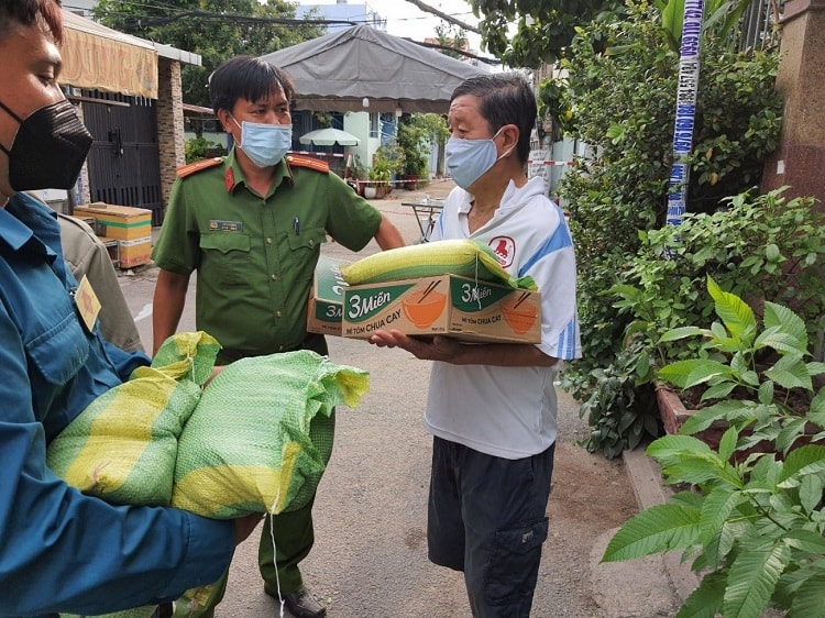 Chủ tịch UBND TP.HCM: Còn giãn cách, còn mất việc đến đâu thì TP sẽ hỗ trợ người dân đến đấy