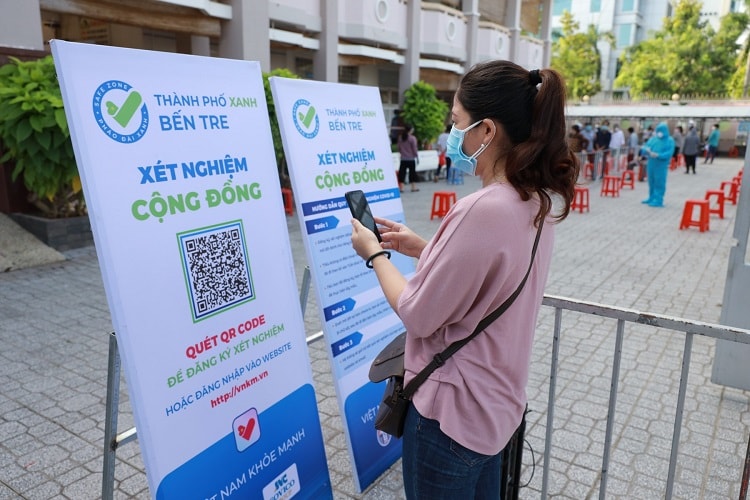 Người dân quét QR code xét nghiệm âm tính mẫu gộp