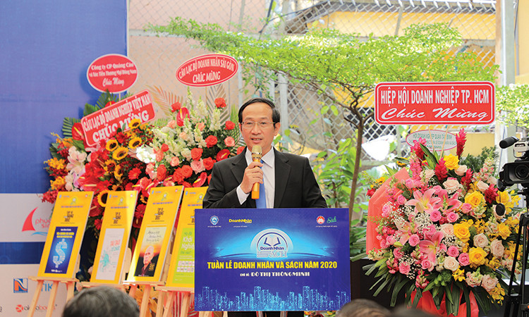 Tổng biên tập Doanh Nhân Sài Gòn Trần Hoàng phát biểu tại Tuần lễ Doanh nhân và Sách tổ chức năm 2020 do Doanh Nhân Sài Gòn khởi xướng