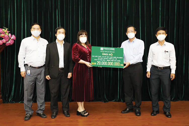Bà Lưu Thị Thanh Mẫu - Tổng giám đốc Phúc Khang trao bảng tượng trưng ủng hộ 20 tỷ đồng cho ông Phan Văn Mãi - Chủ tịch UBND TP.HCM, chung tay cùng Thành phố chống dịch