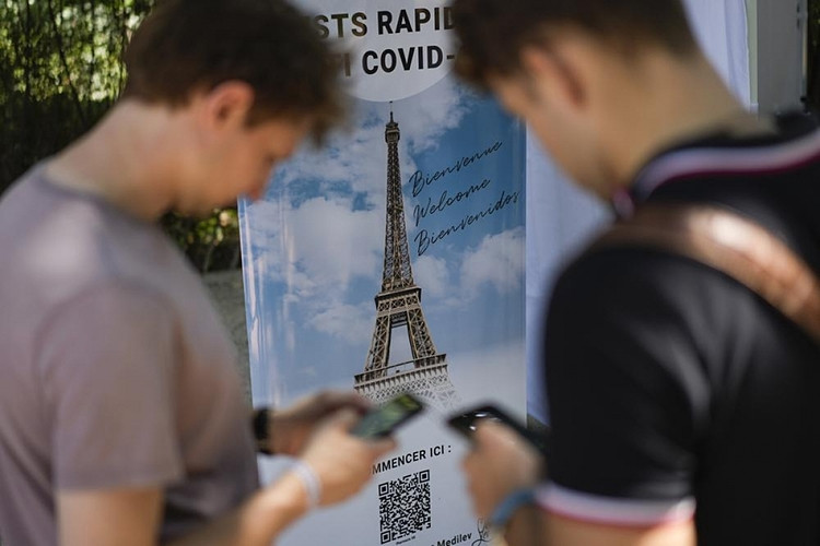 Pháp bổ sung yêu cầu du khách vào tháp Eiffel phải xét nghiệm hoặc có chứng nhận Covid-19. Nguồn: AP