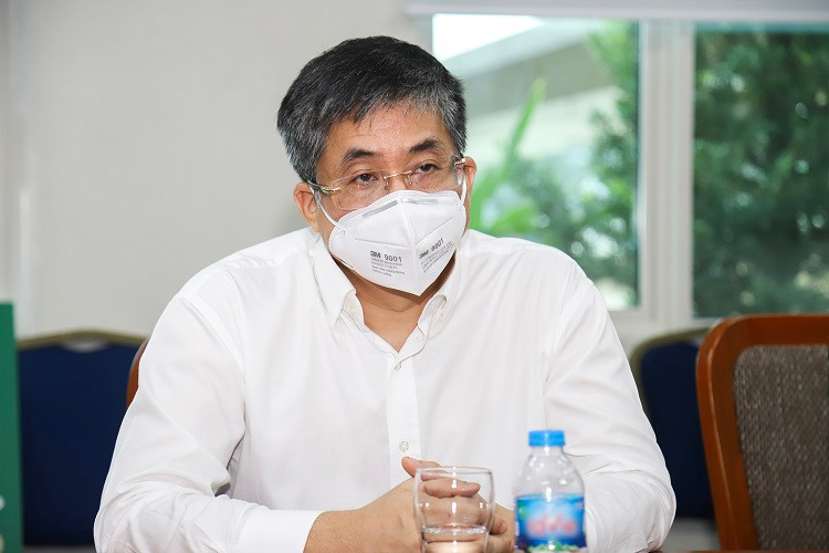 PGS. TS. BS Nguyễn Hoàng Bắc – Giám đốc BV ĐHYD TP.HCM chia sẻ sự cảm động và niềm vinh dự trước sự hỗ trợ trang thiết bị y tế của Phuc Khang Corporation