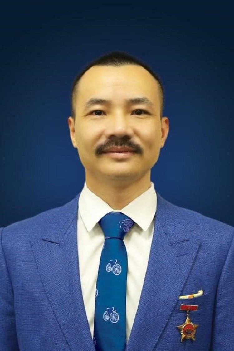 Anh Nguyễn kim Cường nhận kỷ niệm chương của Quỹ trái tim vàng Việt nam