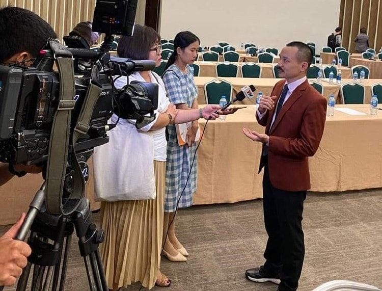 Anh Cường trả lời phỏng vấn báo chí