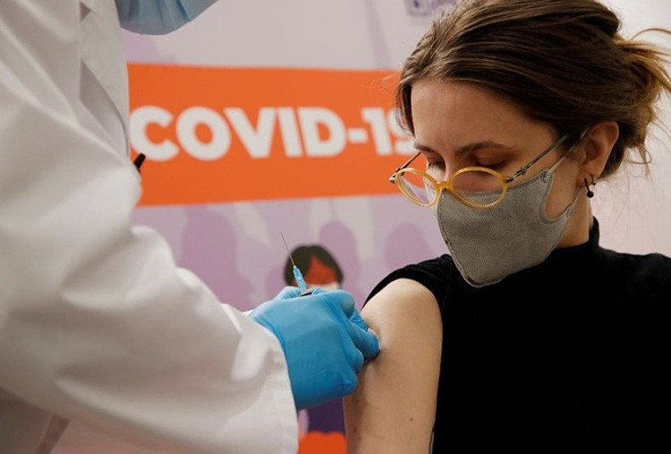 Vắc xin hiện được xem là vũ khí hiệu quả hàng đầu để chống dịch Covid-19 (Ảnh: Reuters).