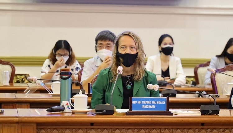 [Caption]"DN cần sớm lập danh sách công nhân, kế hoạch tiêm, hồ sơ chứng minh năng lực của đơn vị y tế sẽ tiêm dịch vụ cho mình và gửi về sở Công thương Thành phố", bà Vân hướng dẫn.