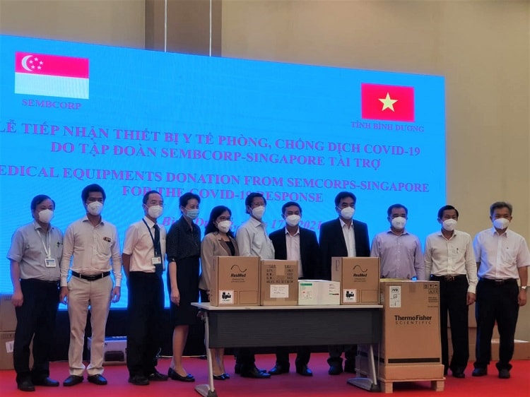 Lãnh đạo tỉnh Bình Dương tại buổi trao tặng trực tuyến diễn ra chiều 17/9