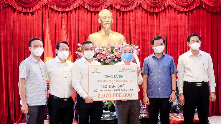 Trước đó, vào giữa tháng 9, ông Nguyễn Văn Cường - Phó Chủ tịch Tập đoàn Hưng Thịnh (thứ 3 từ trái sang)đã trao bảng tượng trưng 150 tấn gạo trị giá hơn 2 tỷ đồng cho UBND và UB MTTQ Việt Nam tỉnh Đồng Nai