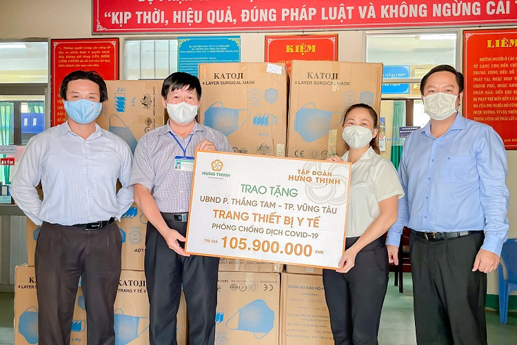 Đại diện Tập đoàn Hưng Thịnh trao tặng gói trang thiết bị y tế cho UBND P.Thắng Tam, TP.Vũng Tàu