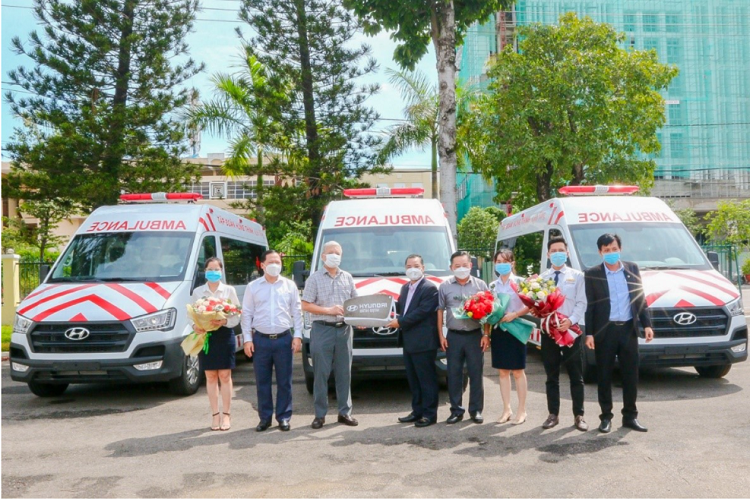 Ông Lê Hồng Việt - Phó Chủ tịch Tập đoàn Hưng Thịnh (thứ 5 từ phải sang) trao tặng xe cứu thương cho ông Lê Quang Hùng - Giám đốc Sở Y tế tỉnh Bình Định (thứ 3 từ trái sang)