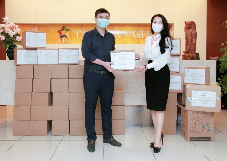 Ms. Nguyen Hong Hanh presented boxes of medicine and equipment for the prevention, control and treatment of SARS-CoV-2 disease to GF Group employees.