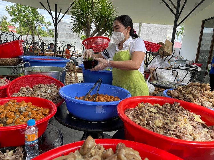 Quỹ từ thiện Kim Oanh nấu 11 ngàn tô bún, bánh canh tặng các bệnh viện điều trị Covid