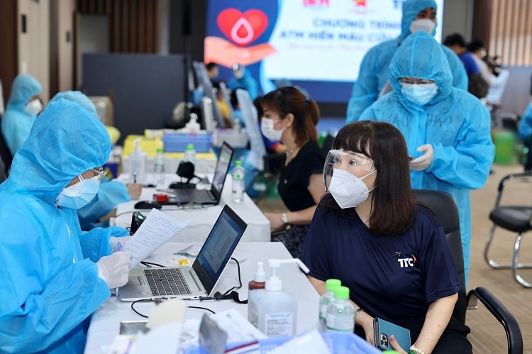 Trực tiếp tham gia hiến máu, Bà Huỳnh Bích Ngọc - Phó Chủ tịch Thường trực Tập đoàn TTC cho biết hoạt động này có ý nghĩa rất đặc biệt, chứa đựng ý nghĩa nhân văn sâu sắc, nhất là trong giai đoạn dịch bệnh vẫn còn rất nhiều thách thức như hiện nay cần lắm những giọt máu đào từ các tình nguyện viên