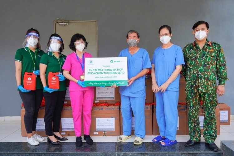 Hội Tai - Mũi - Họng TP.HCM trao tặng hàng ngàn sản phẩm vệ sinh mũi họng cho các bệnh viện tuyến đầu