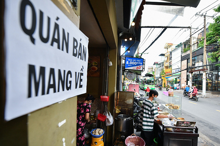 TP.HCM cho phép quán ăn mở lại, chỉ bán mang đi