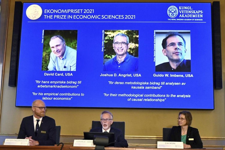 Ba nhà kinh tế học làm việc tại Mỹ đoạt giải Nobel Kinh tế 2021