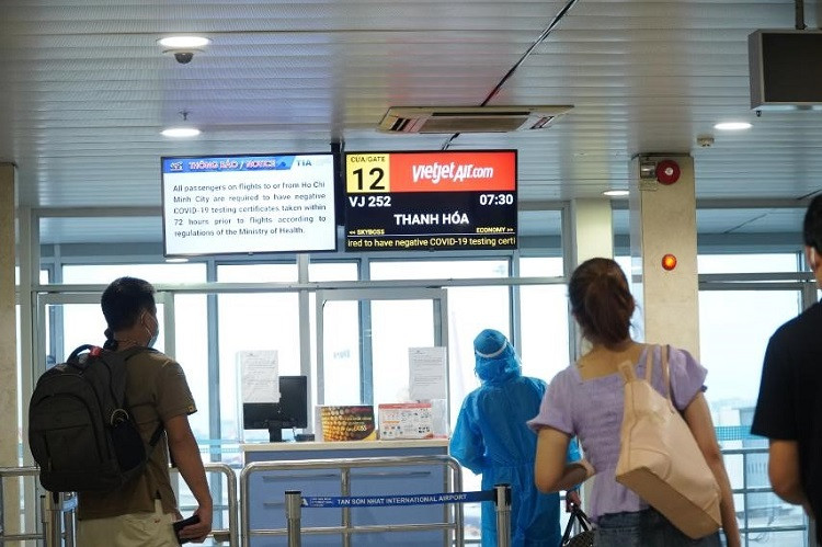 Hình ảnh khách hàng làm thủ tục tại sân bay (Ảnh: Nguyễn Quang)