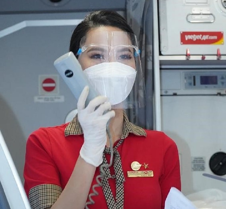 Tiếp viên Vietjet hướng dẫn cho hành khách các quy định an toàn khi bay (Ảnh: Nguyễn Quang)