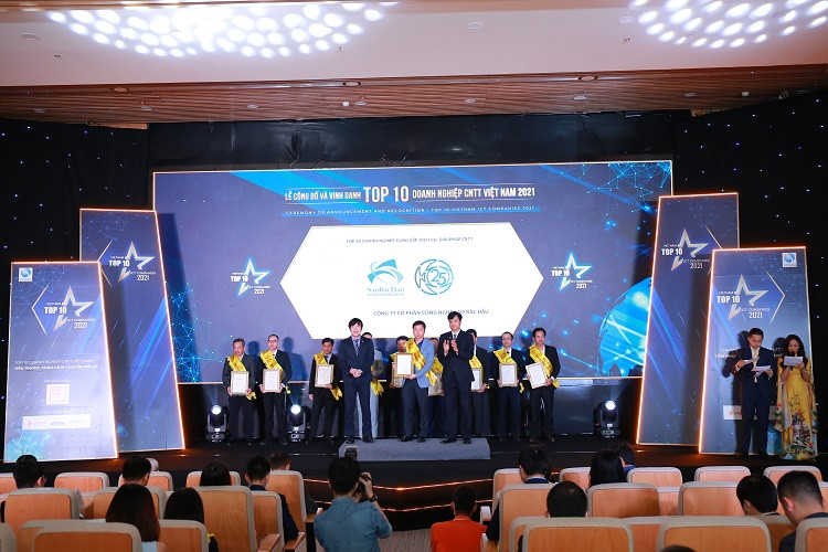 Đại diện Sao Bắc Đẩu nhận chứng nhận Top 10 Doanh nghiệp CNTT Việt Nam 2021