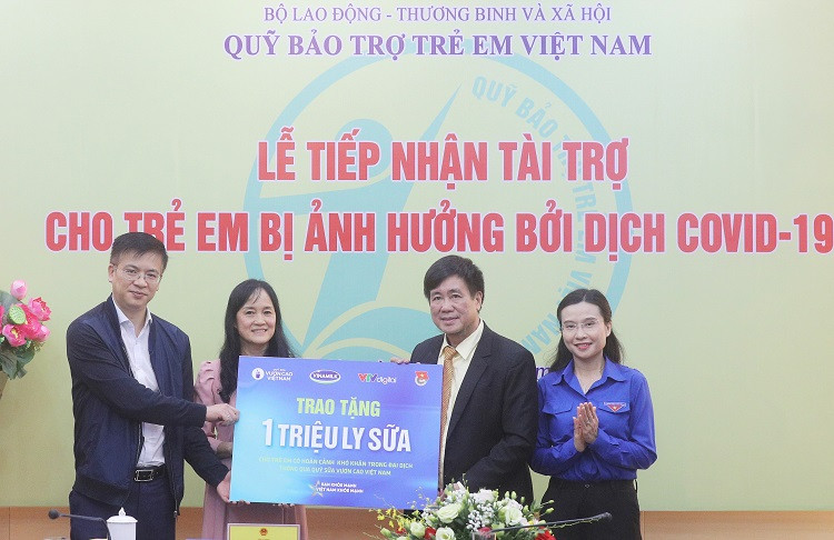 Đại diện Vinamilk, VTV Digital và Trung ương Đoàn cùng trao tặng 1 triệu ly sữa cho trẻ em có hoàn cảnh khó khăn trong đại dịch thông qua Quỹ sữa Vươn cao Việt Nam
