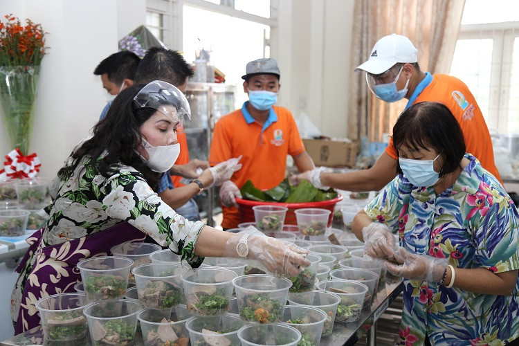 Quỹ từ thiện Kim Oanh nấu ngay 500 tô bún bò gởi tặng các lực lượng tuyến đầu chống dịch.