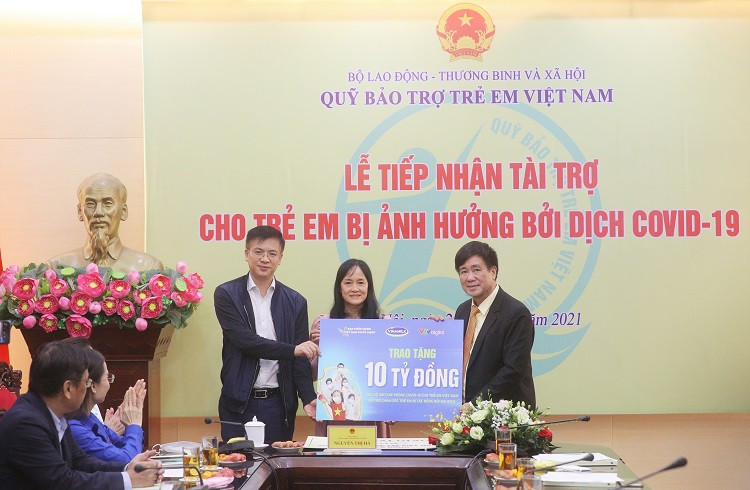 Đại diện Vinamilk (đứng giữa) và VTV Digital cùng trao bảng tượng trưng 10 tỷ đồng cho đại diện Quỹ Bảo trợ trẻ em Việt Nam
