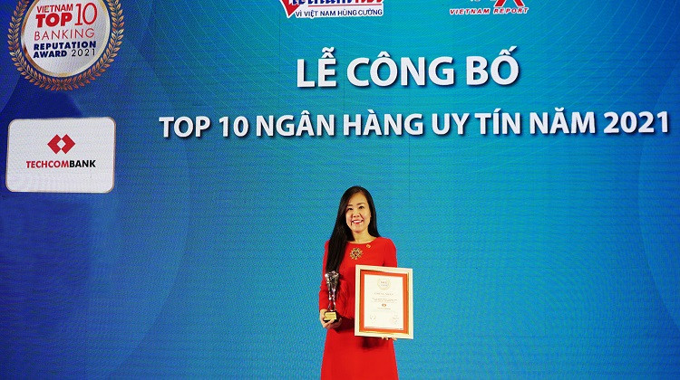Giám đốc Khối Tiếp thị Thái Minh Diễm Tú đại diện Techcombank nhận giải thưởng