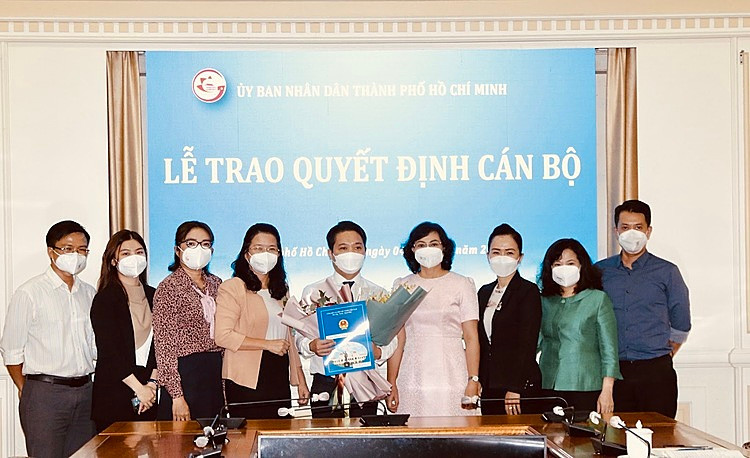 Bà Phan Thị Thắng, phó chủ tịch UBND TP.HCM, trao quyết định bổ nhiệm phó giám đốc Sở Du lịch cho ông Lê Trương Hiền Hòa - Ảnh: Sở Du lịch TP.HCM