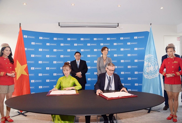 Lễ ký kết diễn ra trang trọng tại trụ sở UNESCO, dưới sự chứng kiến của Thủ tướng Việt Nam Phạm Minh Chính và Tổng giám đốc UNESCO, bà Audrey Azoulay.