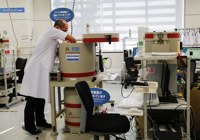 Kỹ thuật viên chuẩn bị kiểm tra hàm lượng cesium trong thịt bò nuôi ở Fukushima trong phòng thí nghiệm Trung tâm Công nghệ Nông nghiệp Fukushima, Koriyama, tỉnh Fukushima ngày 2/11. Ảnh: Reuters.