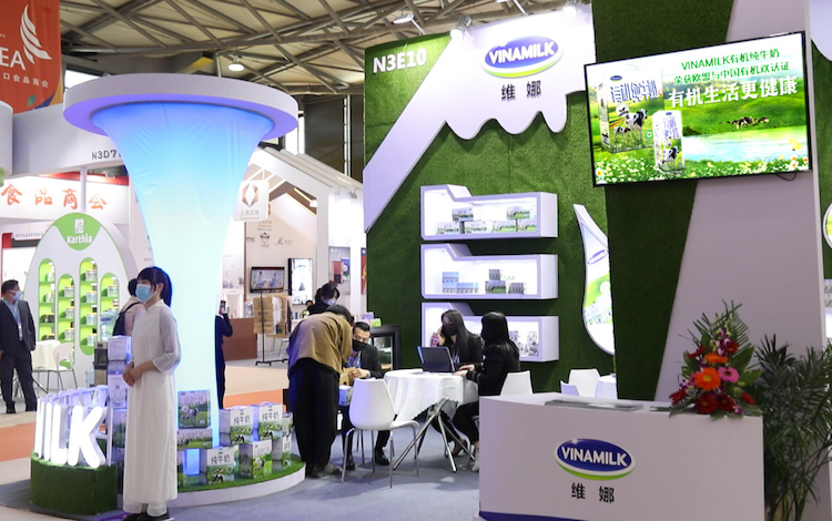 Khách hàng tìm hiểu về các sản phẩm sữa tươi của Vinamilk tại Triển lãm FHC Thượng Hải 2021