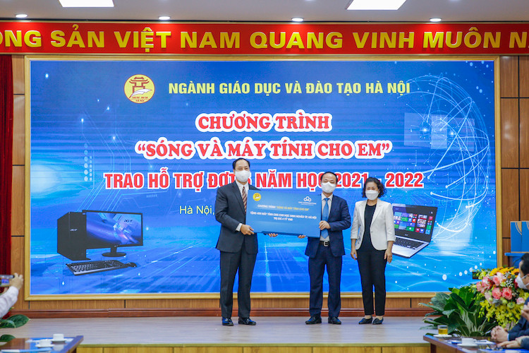 CMC tặng 400 máy tính trị giá 4 tỷ đồng cho học sinh khó khăn tại Hà Nội
