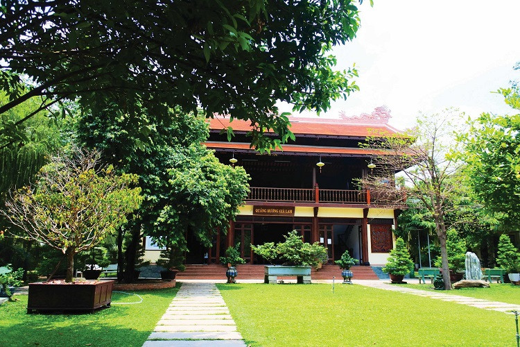 Vãn cảnh chùa và tu viện ở Sài Gòn