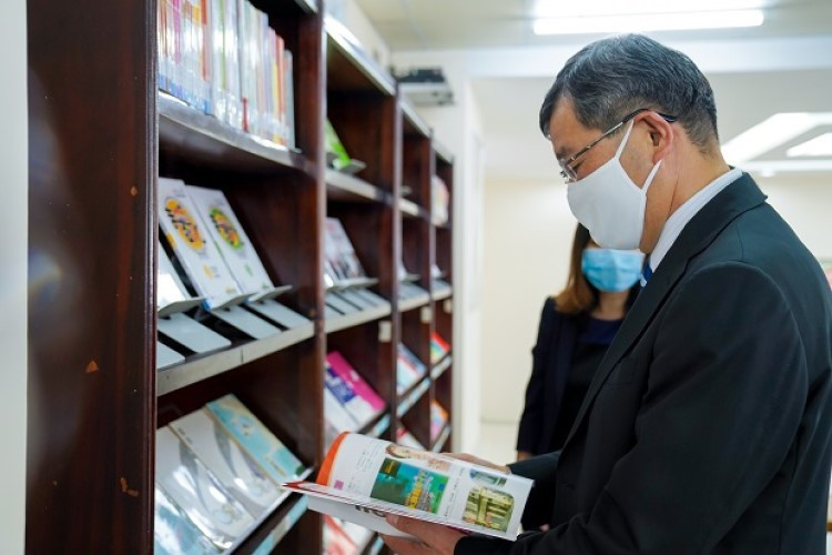 Tổng lãnh sự quán Nhật Bản trao tặng HUTECH 150 quyển sách