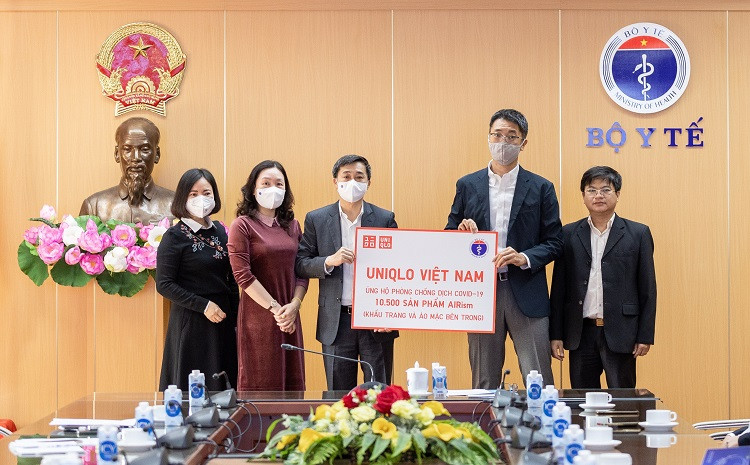 UNIQLO Việt Nam trao tặng 10.500 sản phẩm AIRism, hỗ trợ Bộ Y tế phòng, chống dịch Covid 19