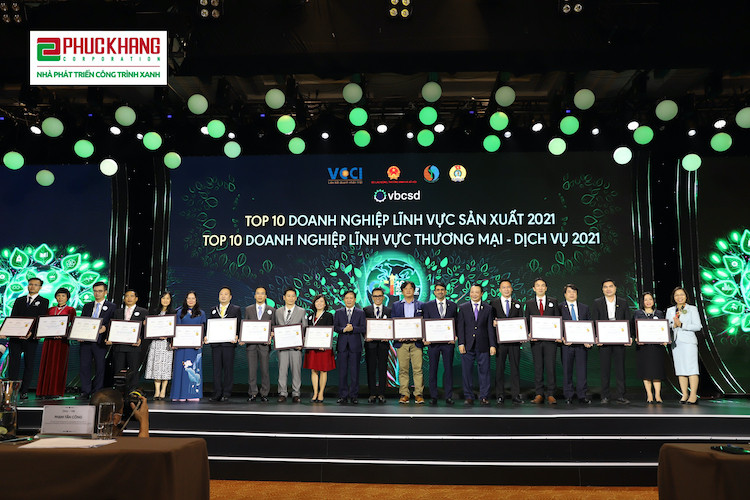 Đại diện VCCI trao giải thưởng Top 10 doanh nghiệp bền vững lĩnh vực Sản xuất và Thương mại – Dịch vụ tại Việt Nam năm 2021