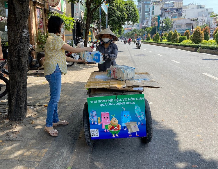 Vỏ hộp giấy Tetra Pak được thu gom qua ứng dụng VECA