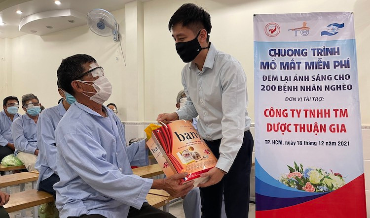 Công ty Dược Thuận Gia hỗ trợ mổ mắt miễn phí cho 100 người