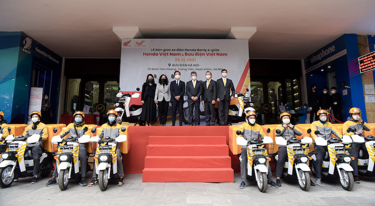 Honda Việt Nam phối hợp với Bưu điện Việt Nam thí điểm giao hàng bằng xe điện