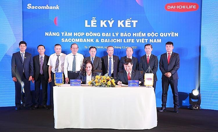 Tổng giám đốc, thành viên HĐQT Sacombank Nguyễn Đức Thạch Diễm và Chủ tịch, Tổng giám đốc Dai-ichi Life Việt Nam Trần Đình Quân, thực hiện nghi lễ ký kết với sự chứng kiến của đại diện đến từ Sacombank, Ngân hàng Nhà nước Việt Nam chi nhánh TP.HCM, Cục Quản lý và Giám sát bảo hiểm, Dai-ichi Life Việt Nam.