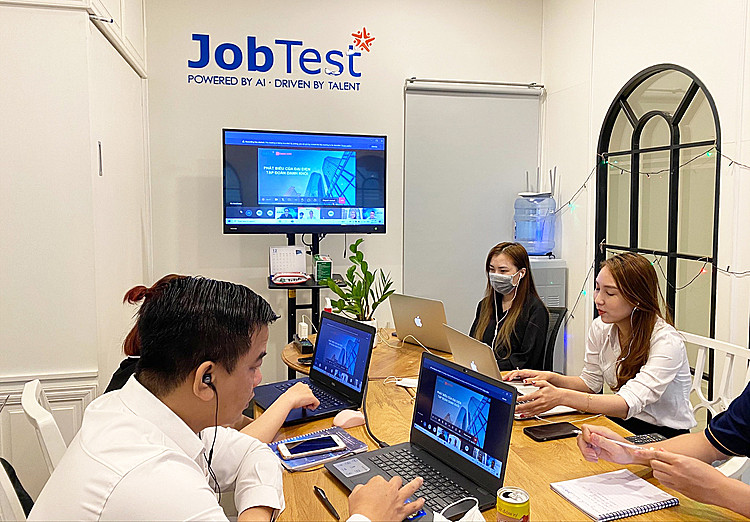 Ban dự án của JobTest đảm bảo quy trình khử khuẩn an toàn trước, trong và sau sự kiện