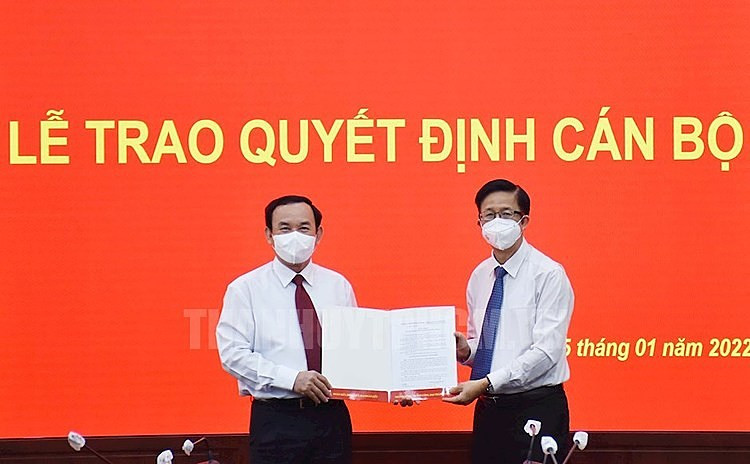 Bí thư Thành ủy TP.HCM Nguyễn Văn Nên trao quyết định cho ông Phạm Đức Hải (phải) - Ảnh: THÀNH ỦY TP.HCM