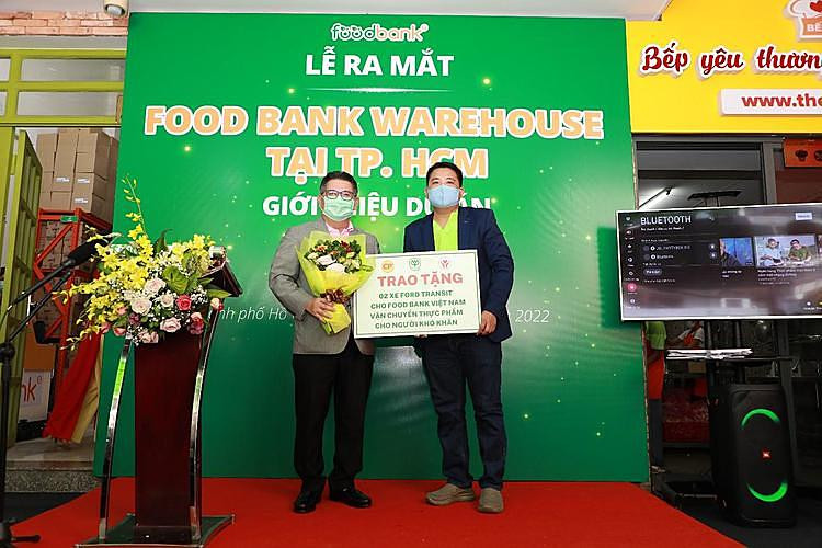 Ông Montri Suwanposri – CEO CPV (bên trái) trao tặng 2 chiếc xe chở thực phẩm cho Food Bank Việt Nam