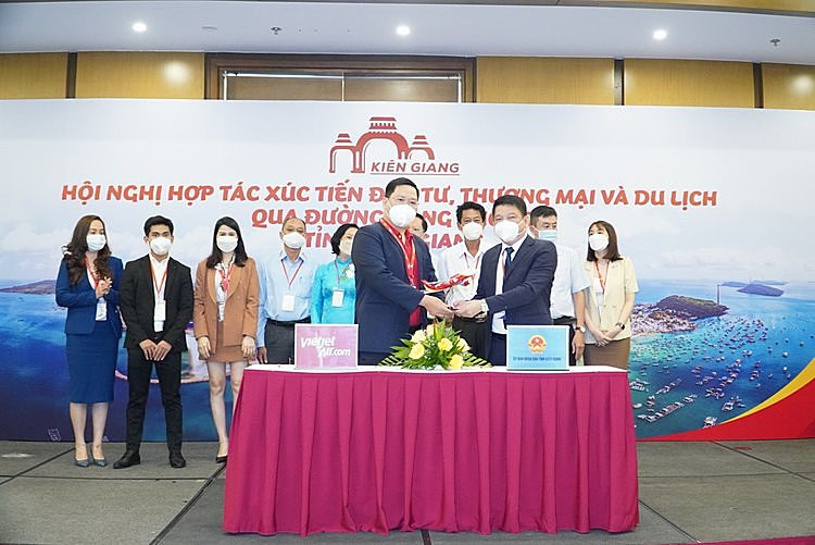 Lễ ký kết biên bản ghi nhớ hợp tác giữa đại diện tỉnh Kiên Giang với đại diện Vietjet