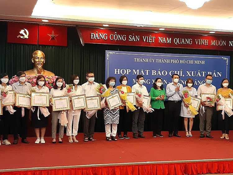 Tạp chí Doanh nhân Sài Gòn là 1 trong số 34 tập thể có thành tích trong công tác tuyên truyền phòng chống Covid-19 trên địa bàn TP.HCM được nhận bằng khen từ Thành uỷ TP.HCM.