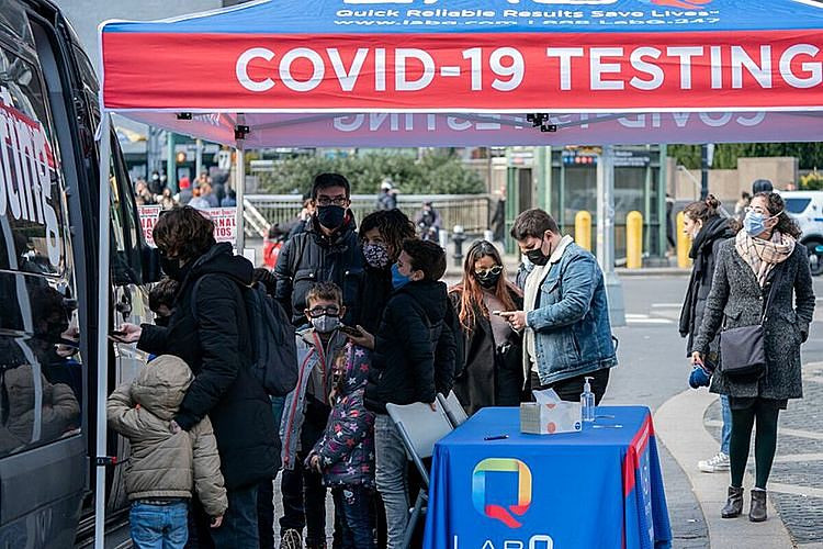Người dân xếp hàng xét nghiệm Covid-19 tại New York, Mỹ, tháng 12/2021. Ảnh: Reuters