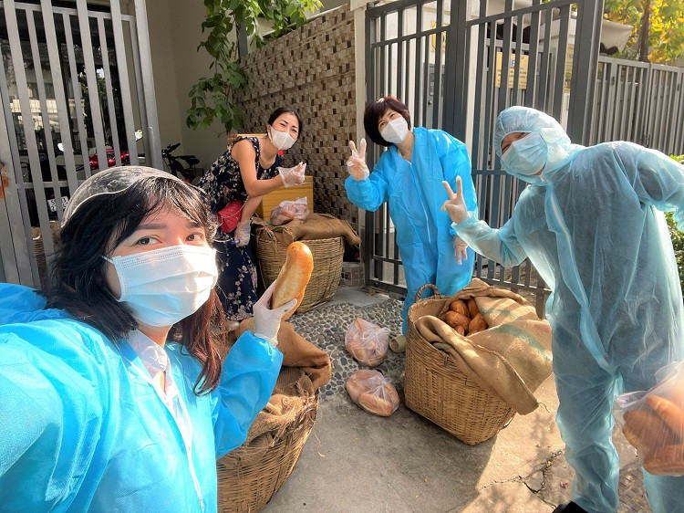 Chị Hạnh “giải cứu” lò bánh mì, vừa hỗ trợ lương thực cho người dân, vừa tạo việc làm cho công nhân tại lò