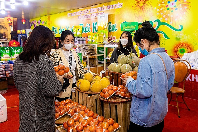 Hội chợ Tết đặc sản địa phương thu hút nhiều người dân tại Vincom Plaza Thái Nguyên và Hà Tĩnh